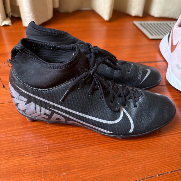 Nike Black and White Soccer Cleats - Picture 4 of 5